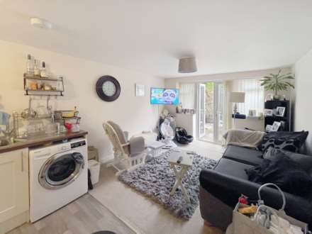 Palmerston Road, Bournemouth * Garden Flat *, Image 3