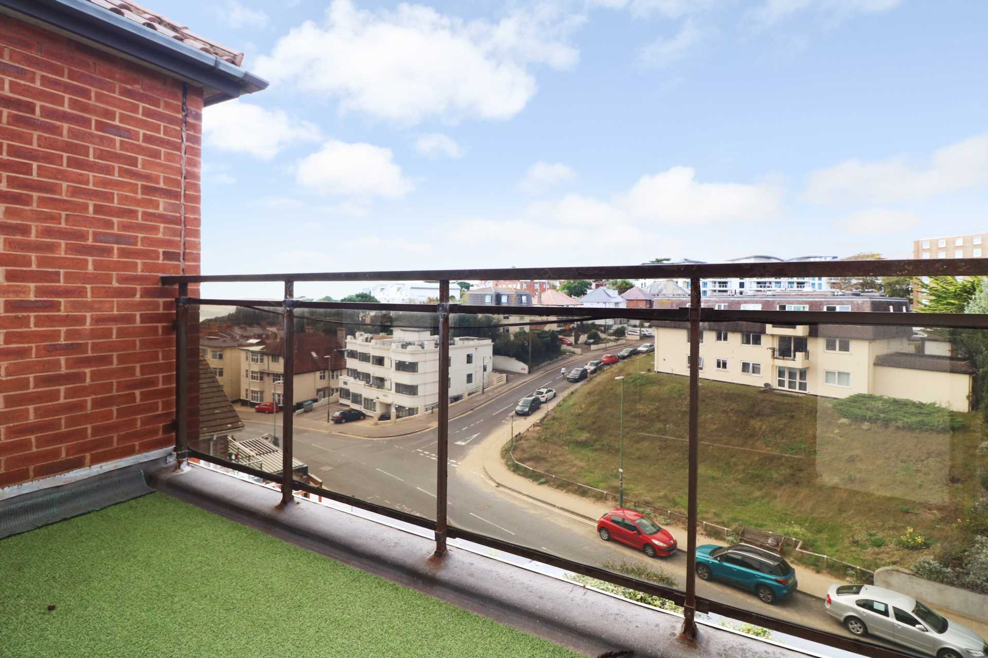 Close Boscombe Pier * Sea View*, Image 4