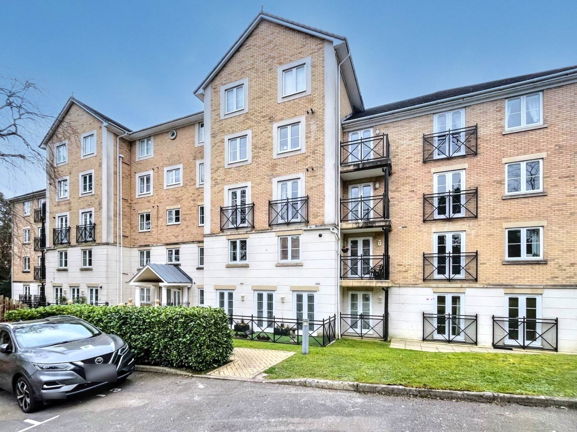 Close East Cliff, Bournemouth * Great Rental Apartment *, Image 1