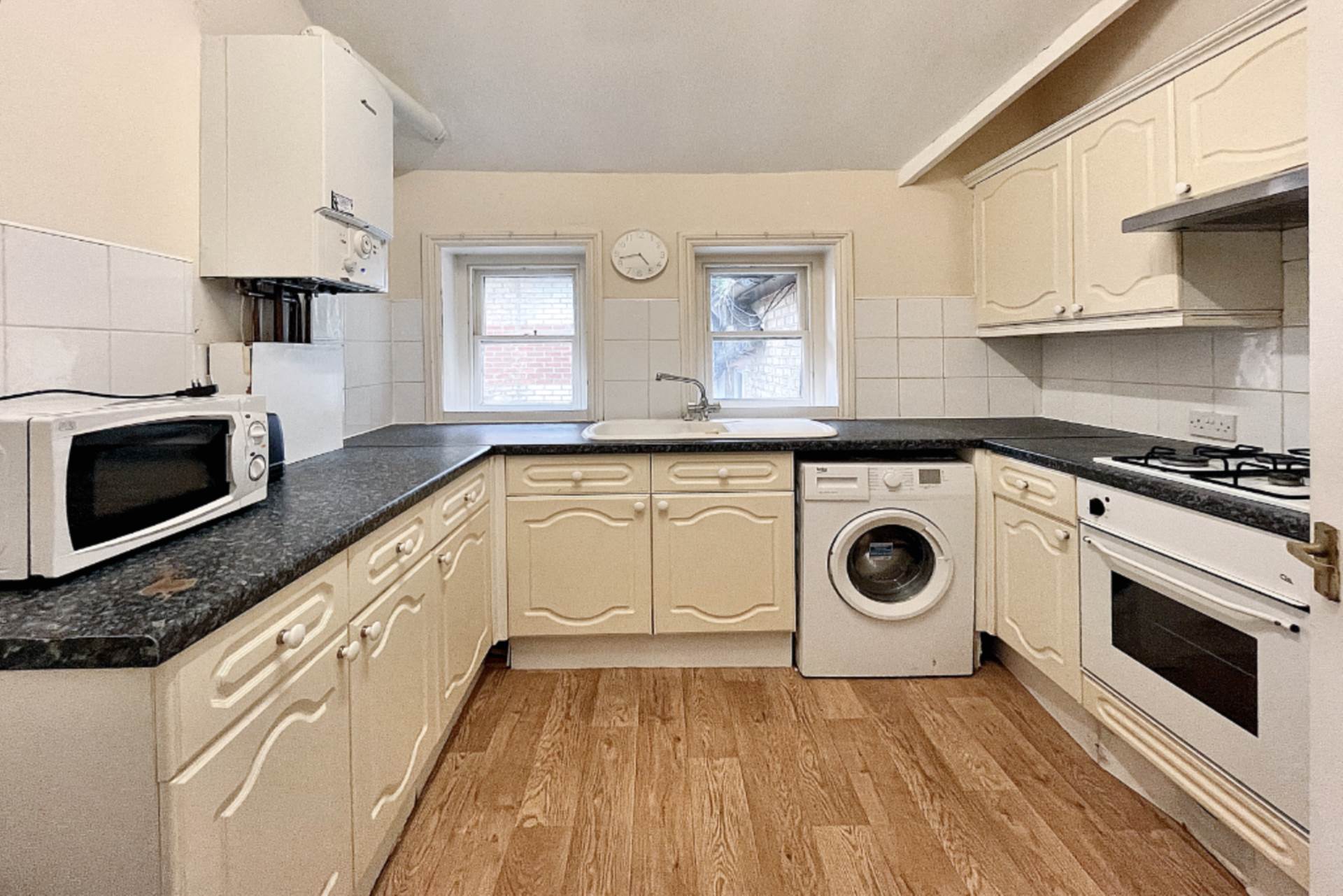 Town Centre - Extended Lease!, Image 6