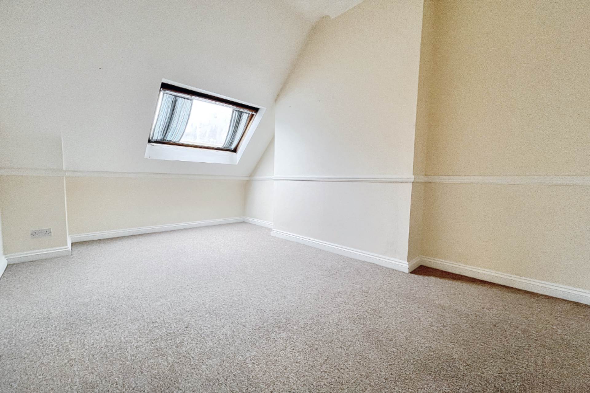 Town Centre - Extended Lease!, Image 8