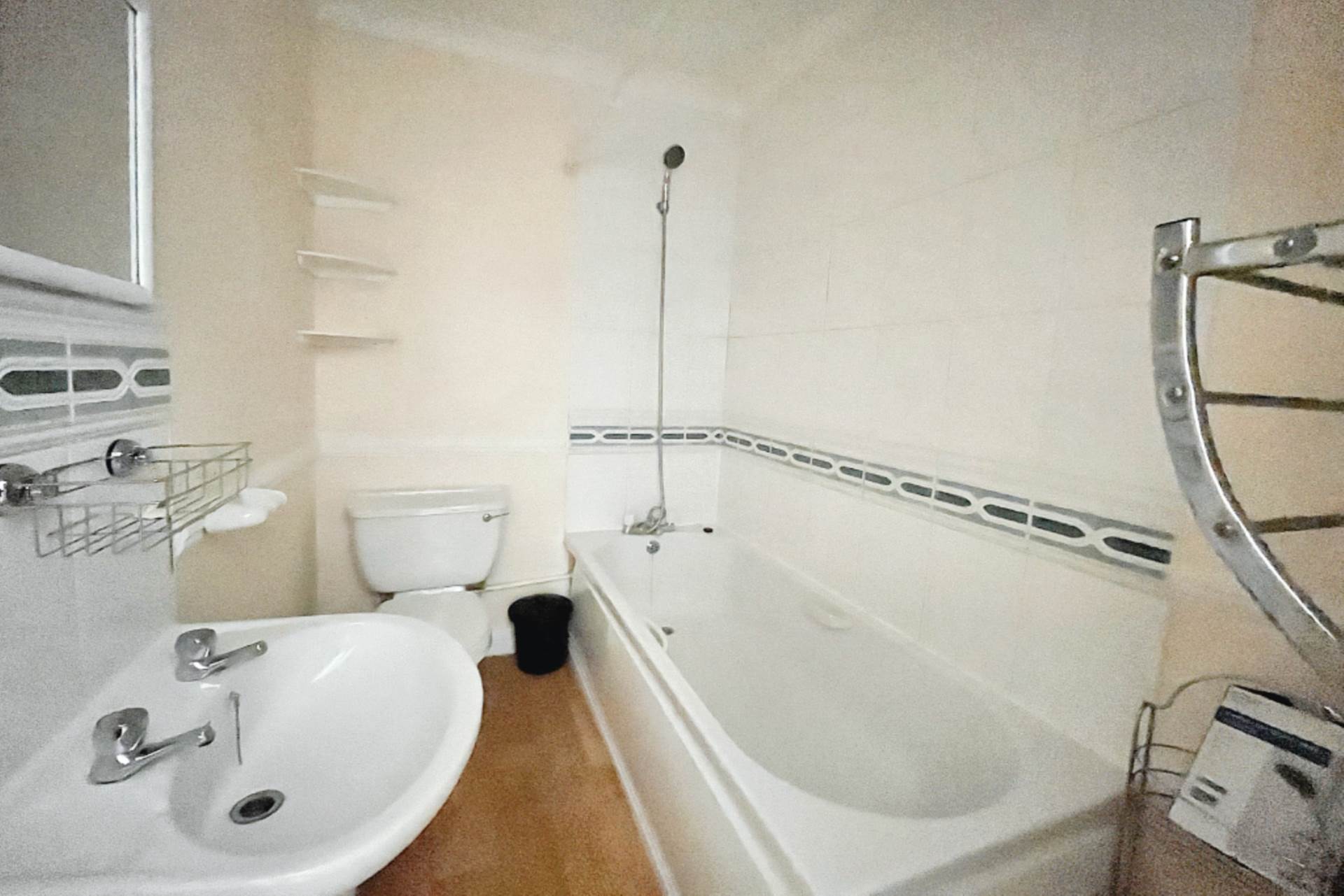 Town Centre - Extended Lease!, Image 9