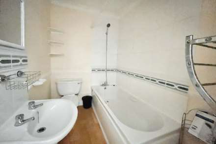 Town Centre - Extended Lease!, Image 9