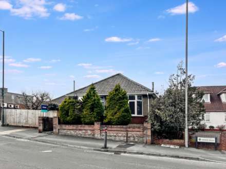 2 Bedroom Bungalow, Kinson Road, Bournemouth *House and Out building!*