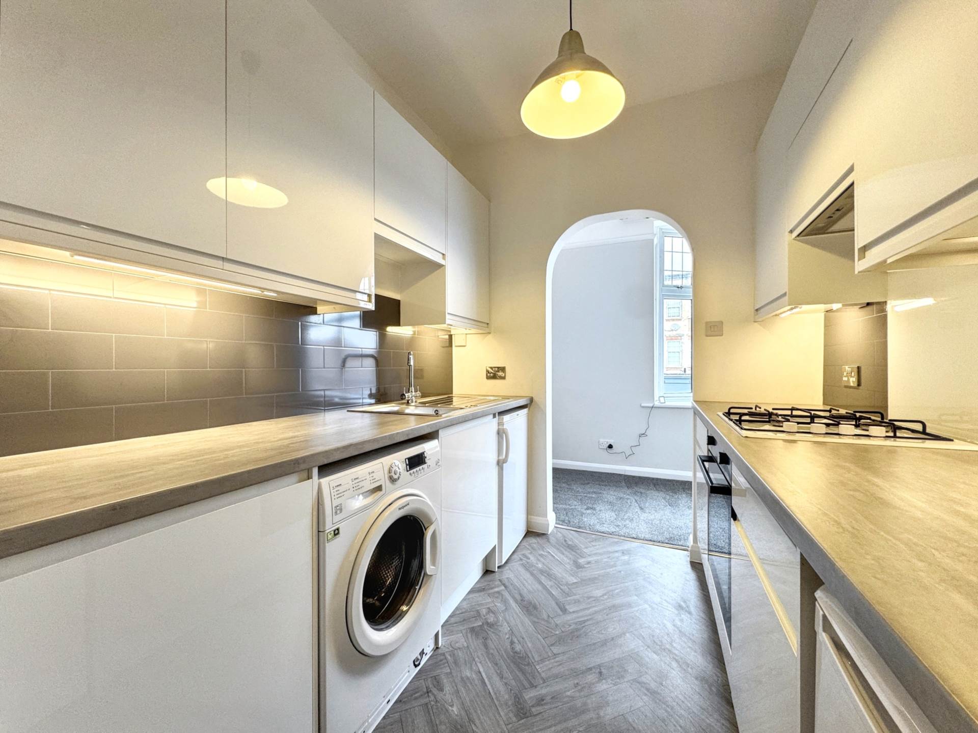 Penn Hill , Poole * Stunning Modernised Apartment *, Image 1