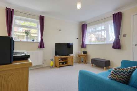 Throop, Bournemouth * Superb Garden Flat*, Image 2
