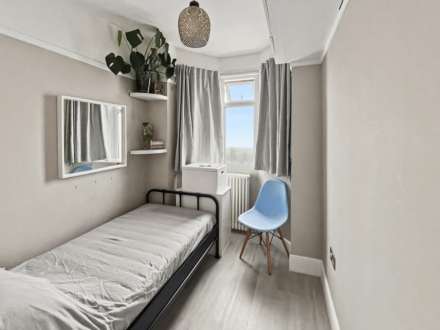 Ensbury Park * Garden Flat*, Image 5