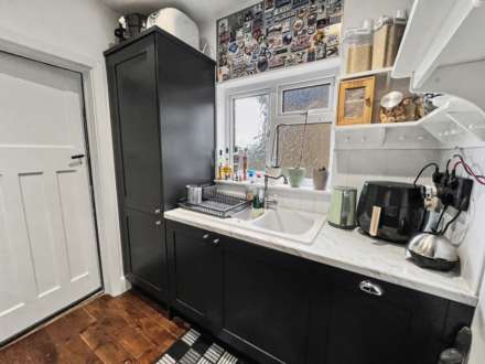 Ensbury Park * Garden Flat*, Image 8