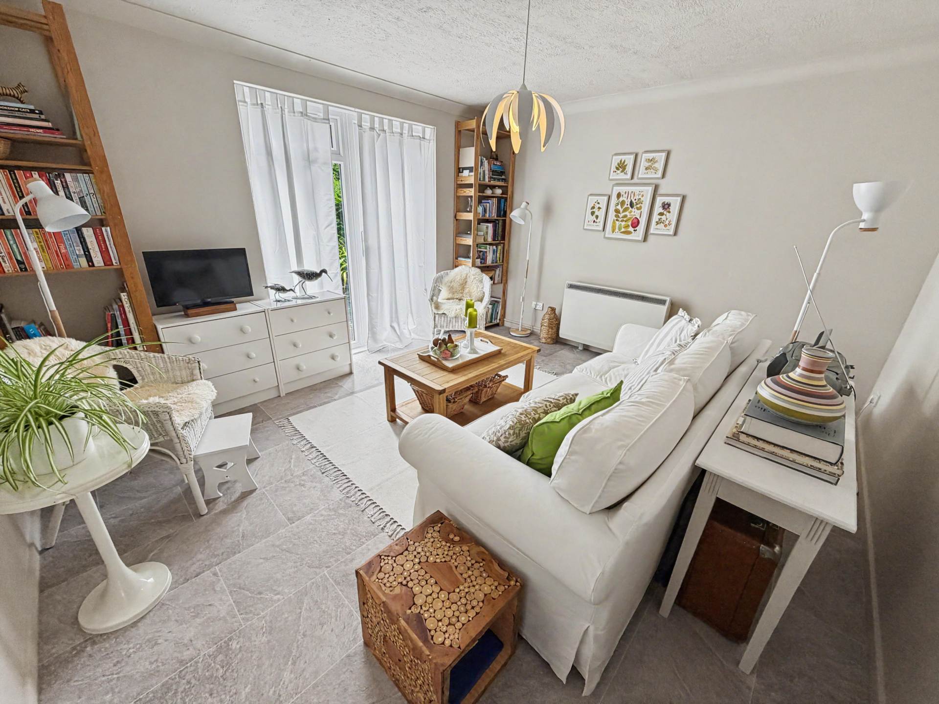 Charming & Impeccable Three-Bedroom Home in a Peaceful Bournemouth Cul-de-Sac, Image 11