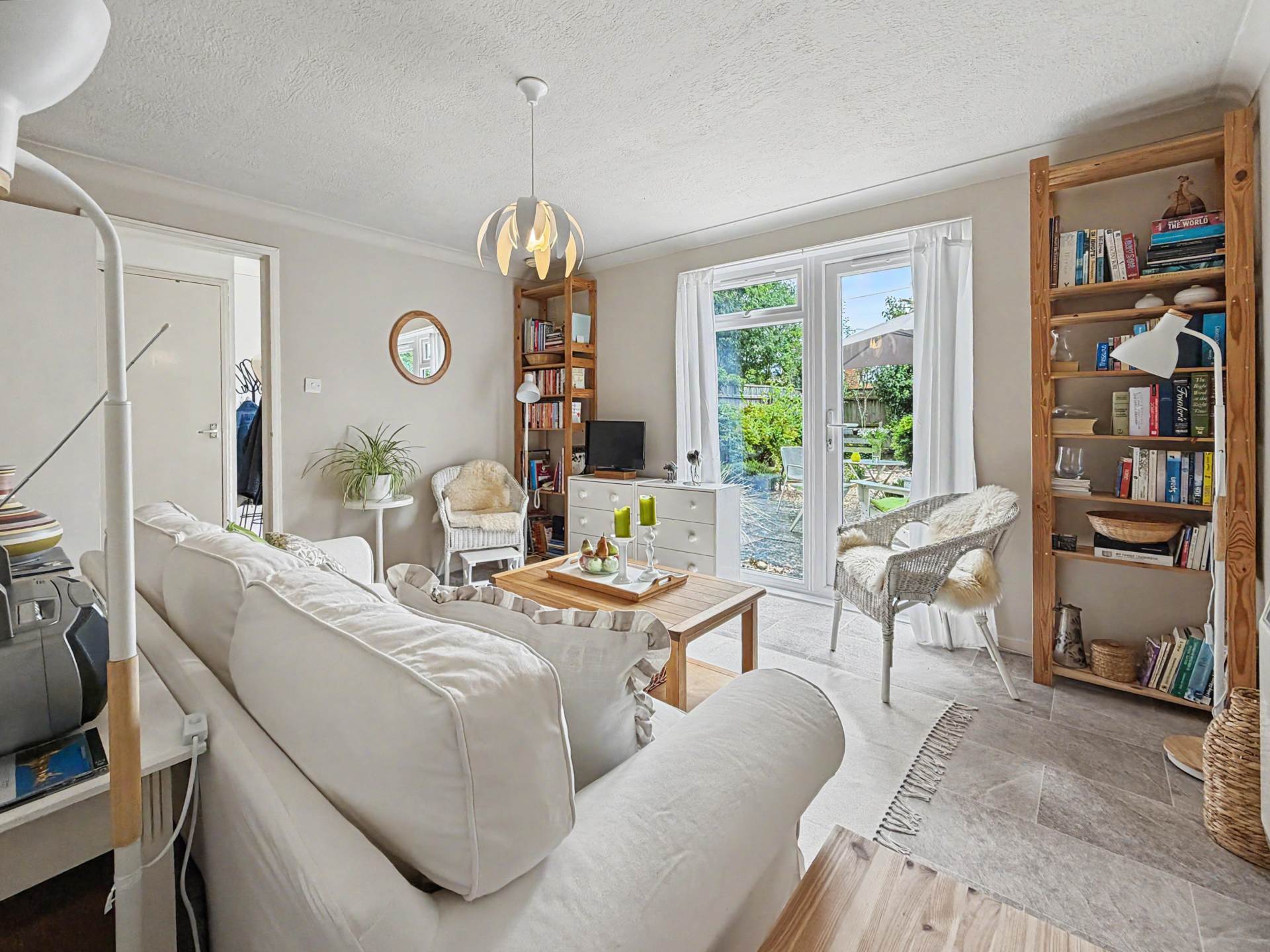 Charming & Impeccable Three-Bedroom Home in a Peaceful Bournemouth Cul-de-Sac, Image 2