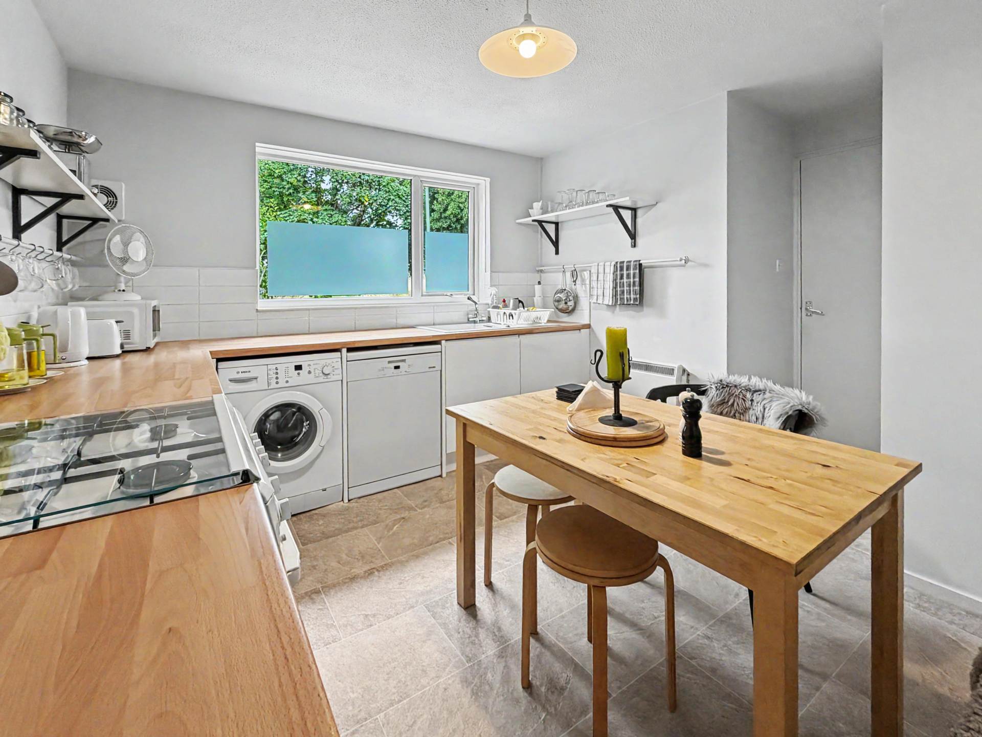 Charming & Impeccable Three-Bedroom Home in a Peaceful Bournemouth Cul-de-Sac, Image 3