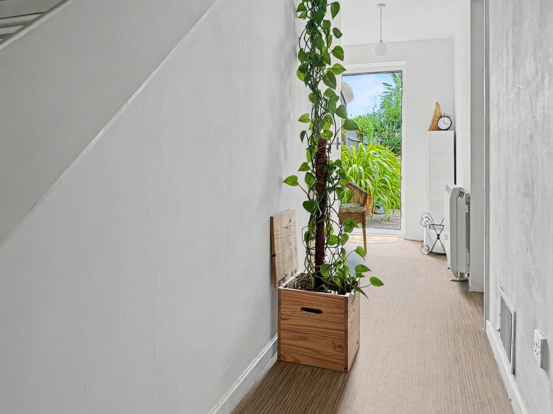 Charming & Impeccable Three-Bedroom Home in a Peaceful Bournemouth Cul-de-Sac, Image 4