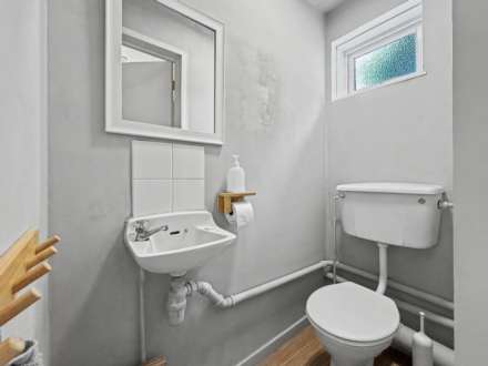 Charming & Impeccable Three-Bedroom Home in a Peaceful Bournemouth Cul-de-Sac, Image 16