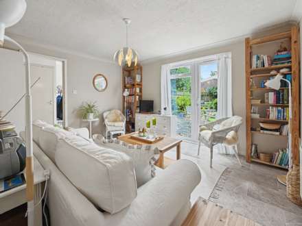 Charming & Impeccable Three-Bedroom Home in a Peaceful Bournemouth Cul-de-Sac, Image 2