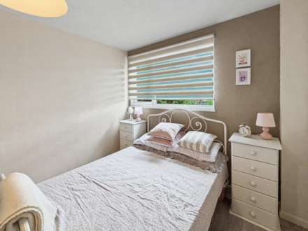 Charming & Impeccable Three-Bedroom Home in a Peaceful Bournemouth Cul-de-Sac, Image 6