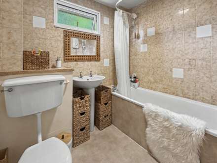 Charming & Impeccable Three-Bedroom Home in a Peaceful Bournemouth Cul-de-Sac, Image 8