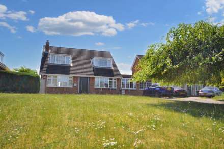 3 Bedroom Link-Detached, Fleet Road, Twyning, Gloucestershire