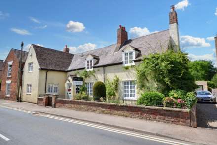 A four bedroom detached home with one bedroom detached annex, Image 1