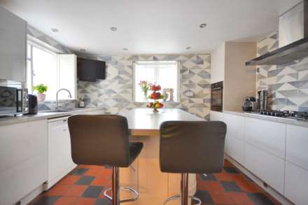 A four bedroom detached home with one bedroom detached annex, Image 9