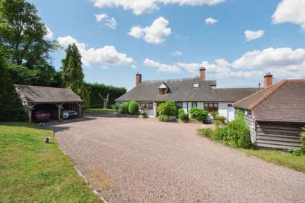 Equestrian property with 3.78 acres, stable block and 40m x 20m arena, Image 4