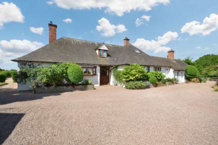 Equestrian property with 3.78 acres, stable block and 40m x 20m arena, Image 5