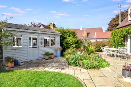 Hoptons Cottage, Kemerton, Image 19