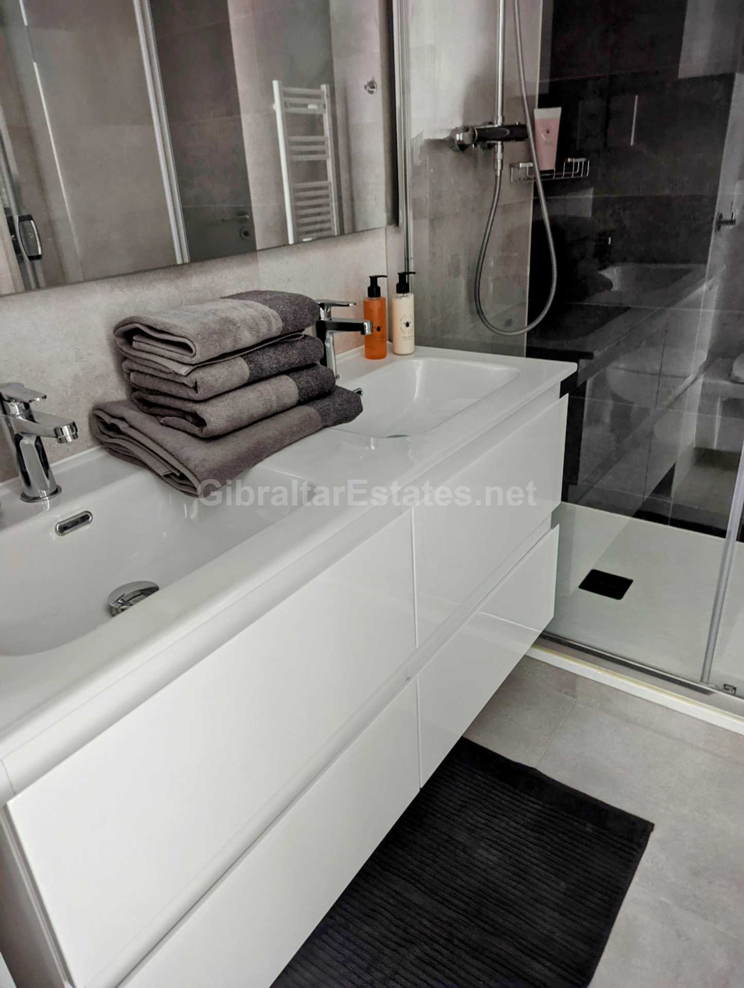 E1, Image 7
