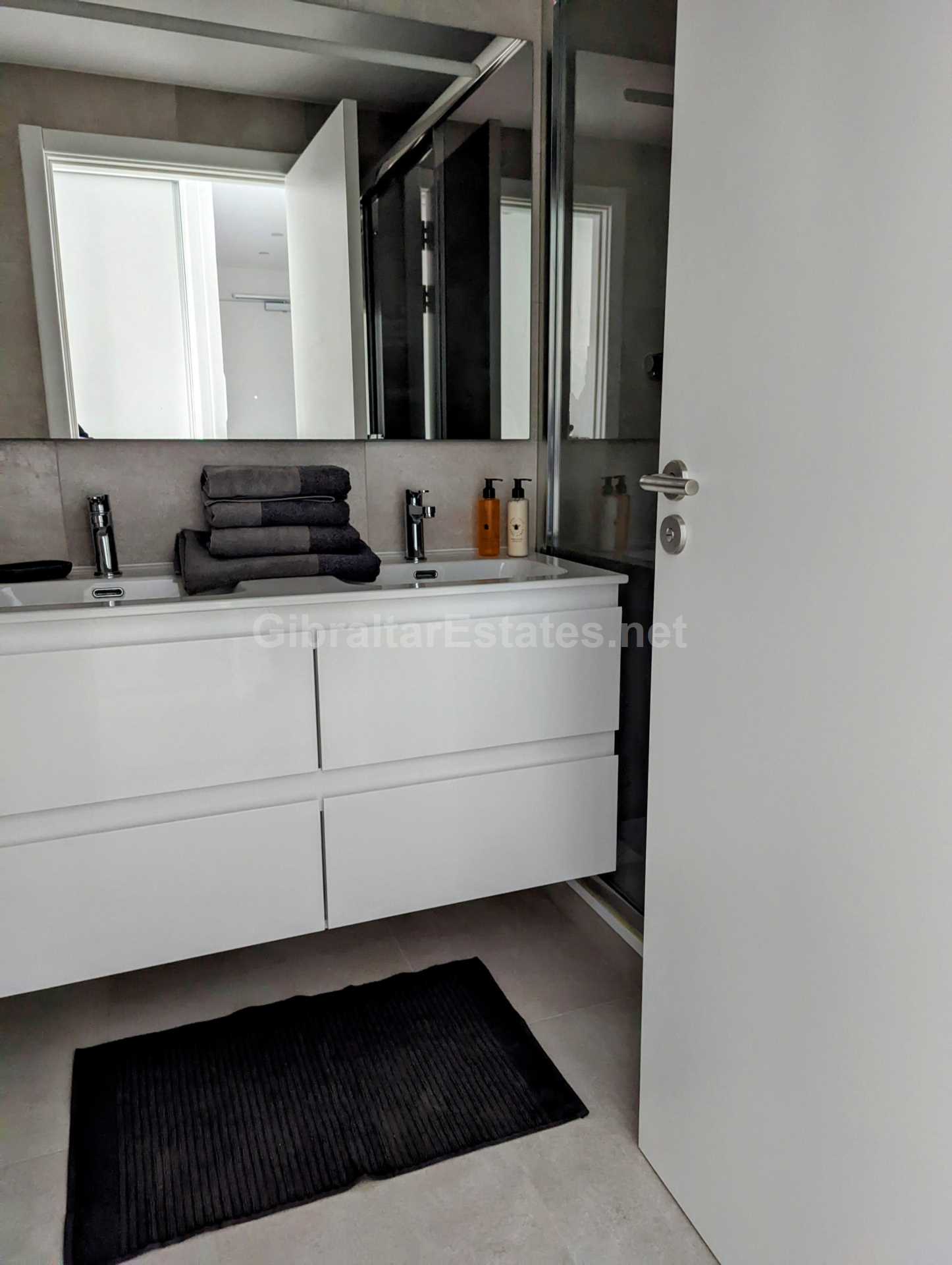 E1, Image 9