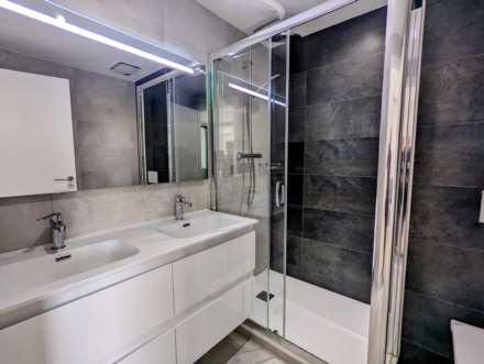 E1, Image 4