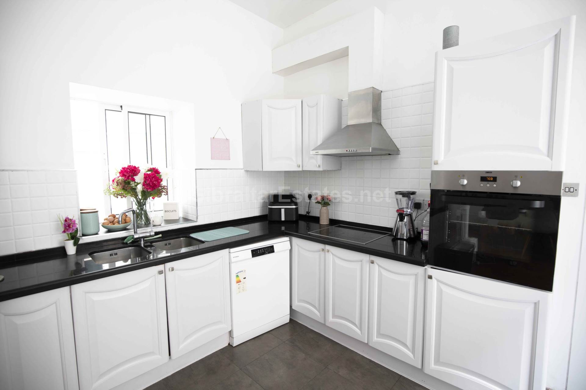 Upper Town /   Private Parking with Direct Access to the Property, Image 4