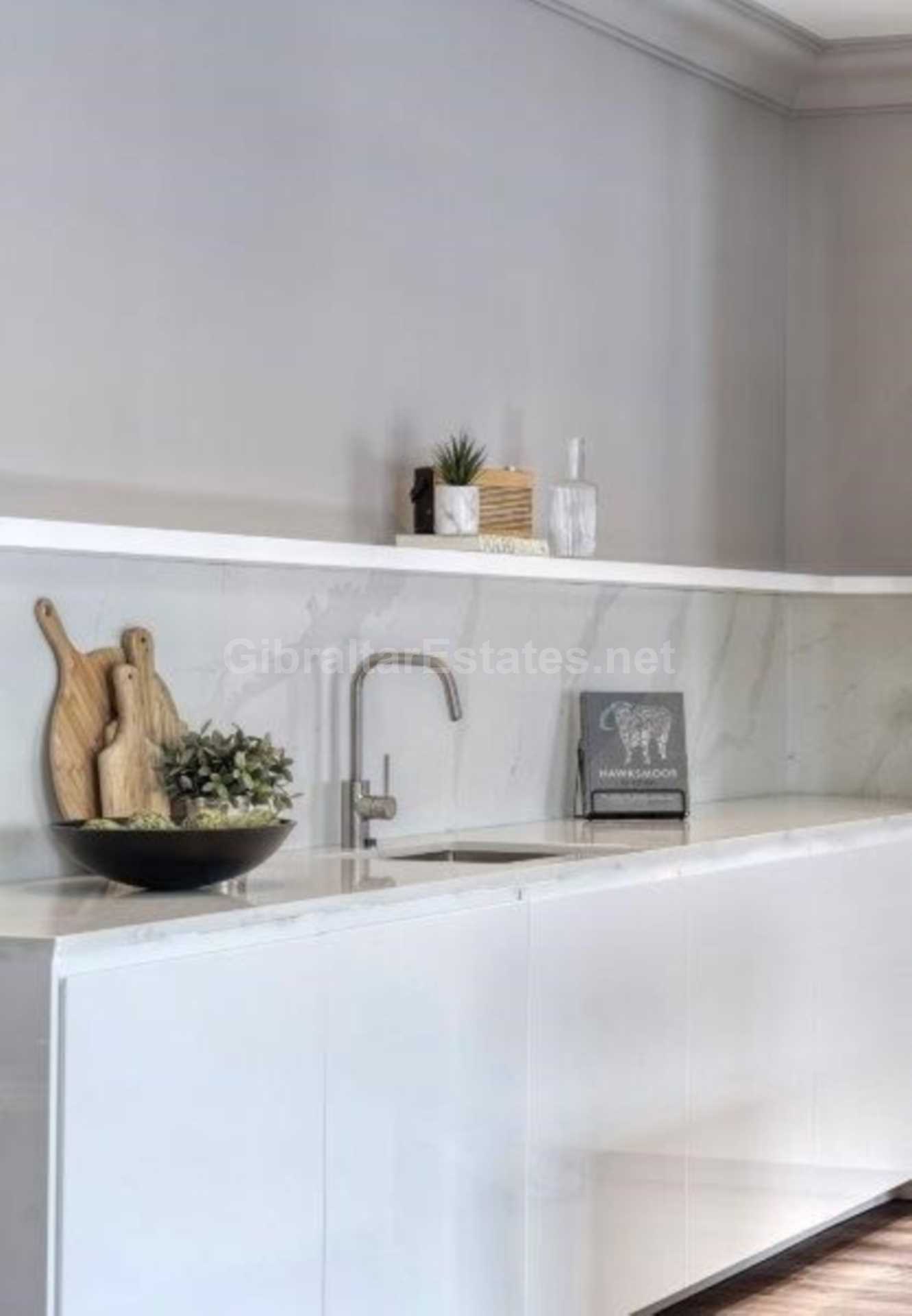 Magnificent Penthouse - Town Center, Image 6