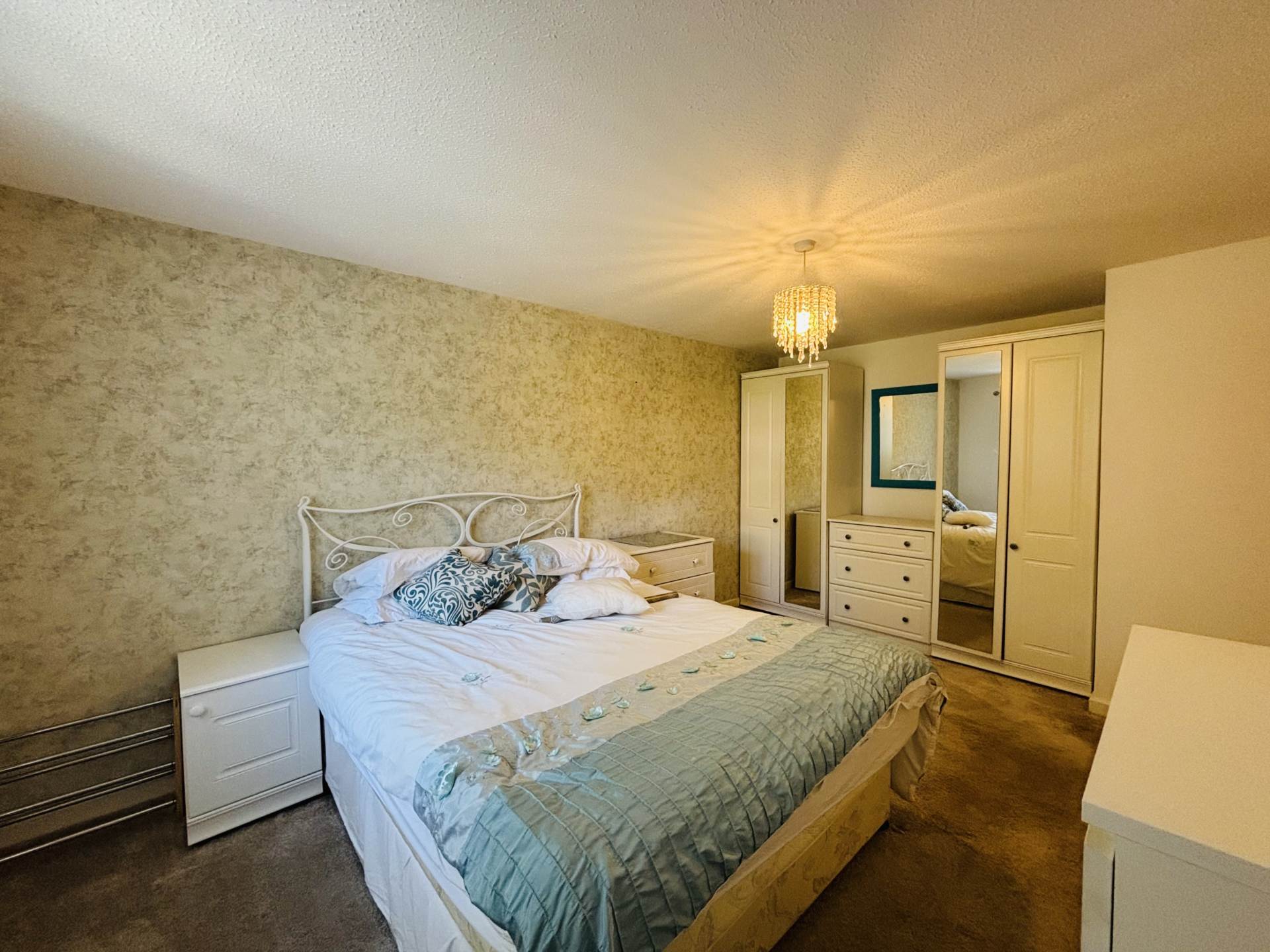 Farnham Close, Southdene, Image 10