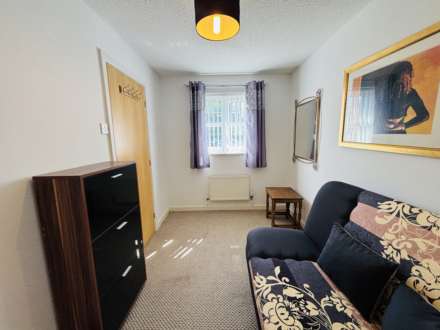 Farnham Close, Southdene, Image 12
