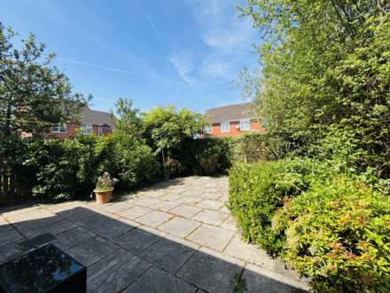 Farnham Close, Southdene, Image 15