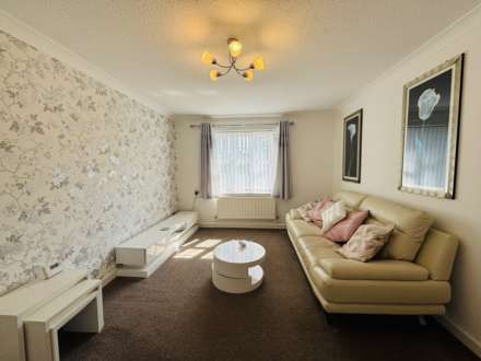Farnham Close, Southdene, Image 5