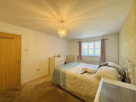 Farnham Close, Southdene, Image 9