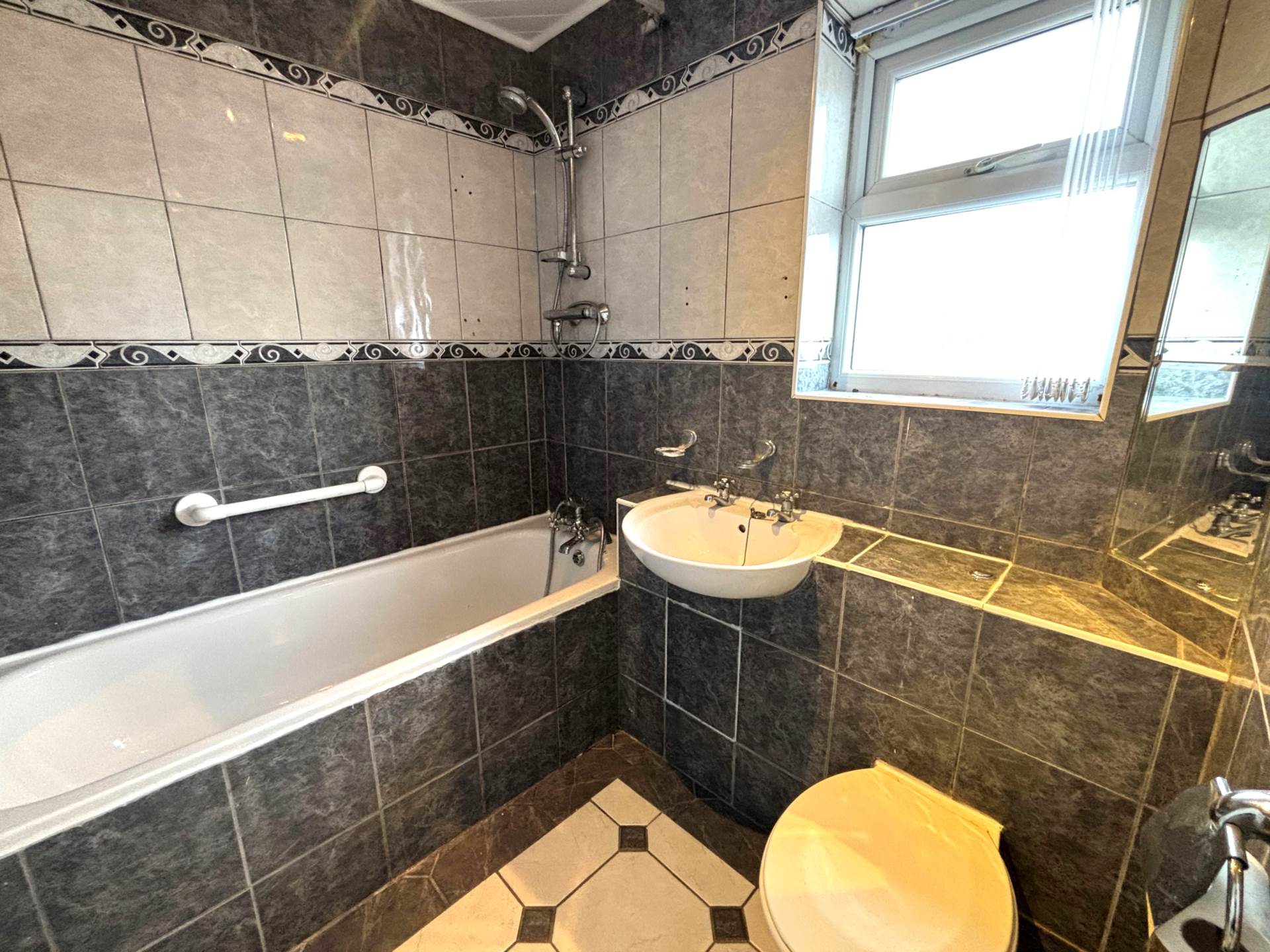 Medbourne Crescent, Southdene, Image 13