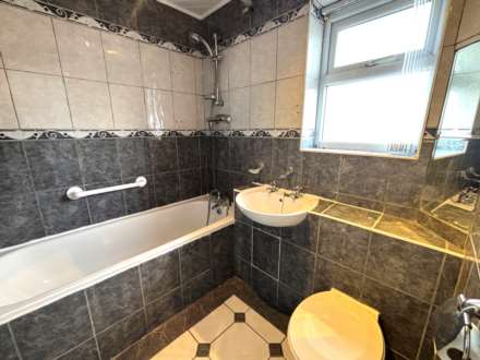 Medbourne Crescent, Southdene, Image 13