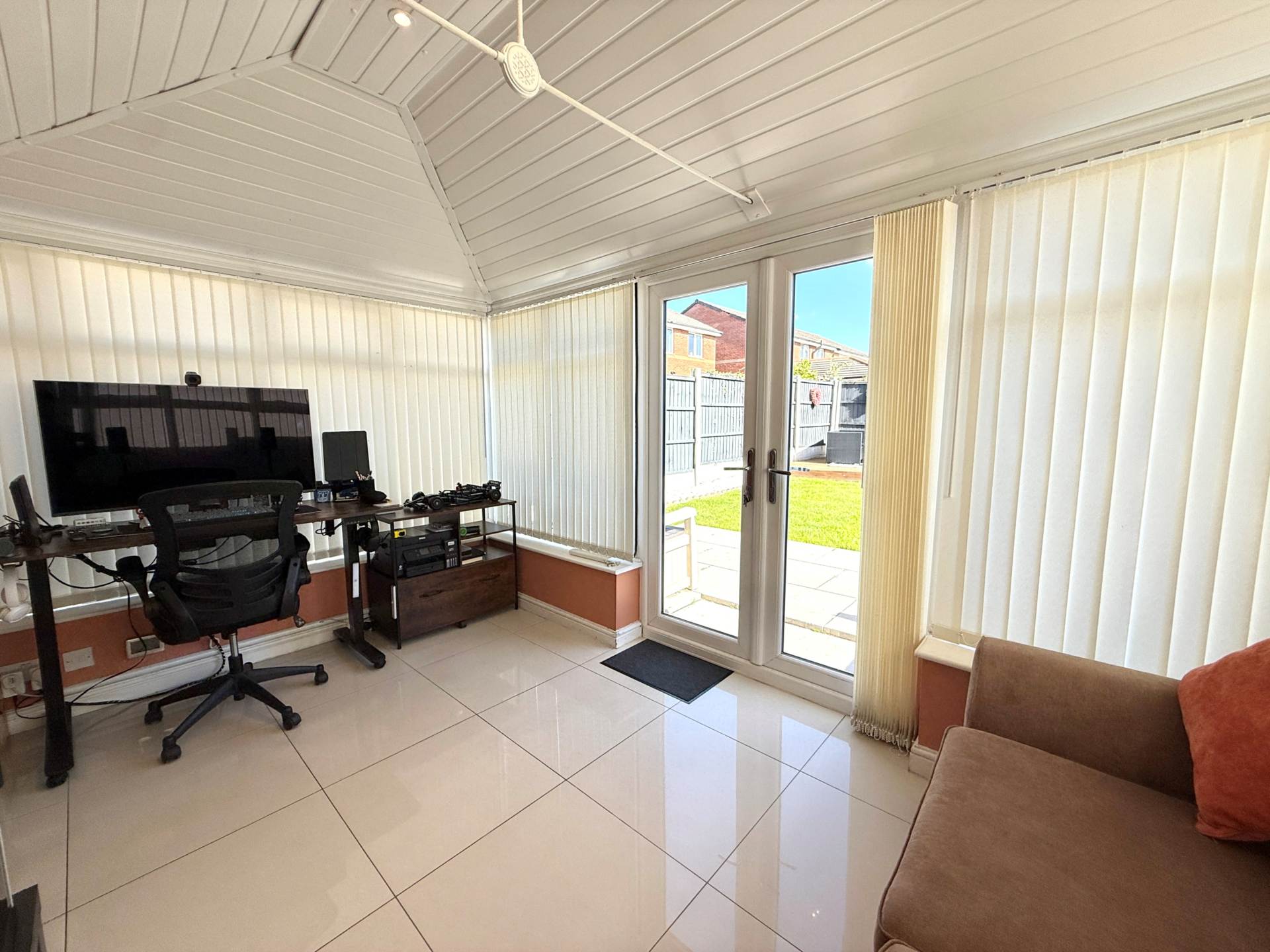 Meadowbarn Close, Southdene, Image 15