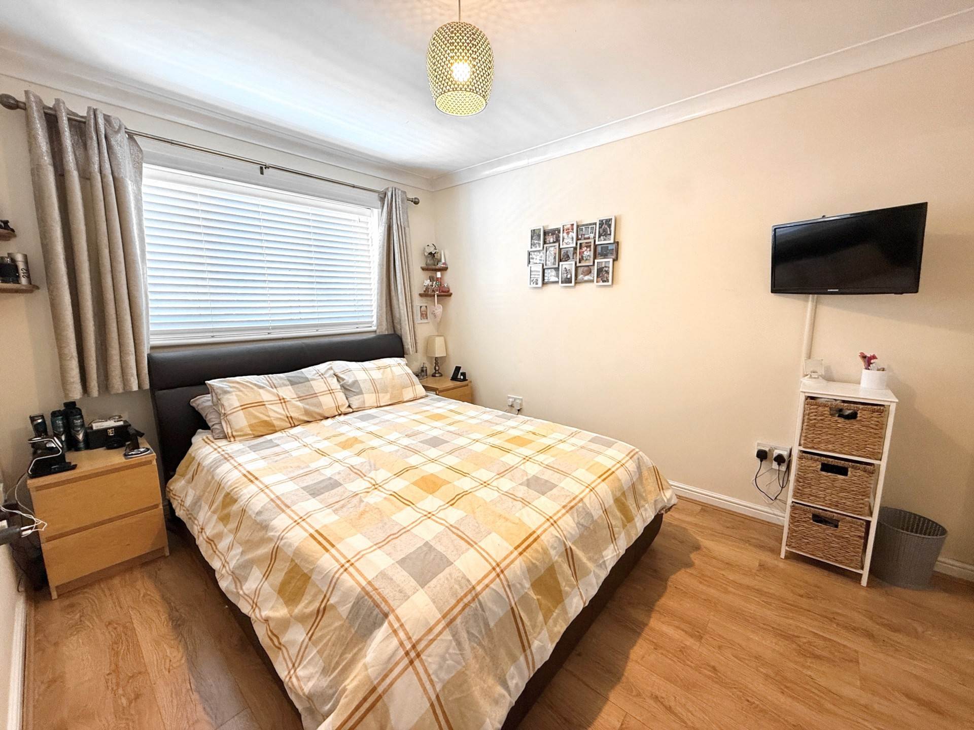 Meadowbarn Close, Southdene, Image 17