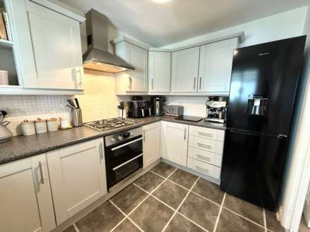 Meadowbarn Close, Southdene, Image 13