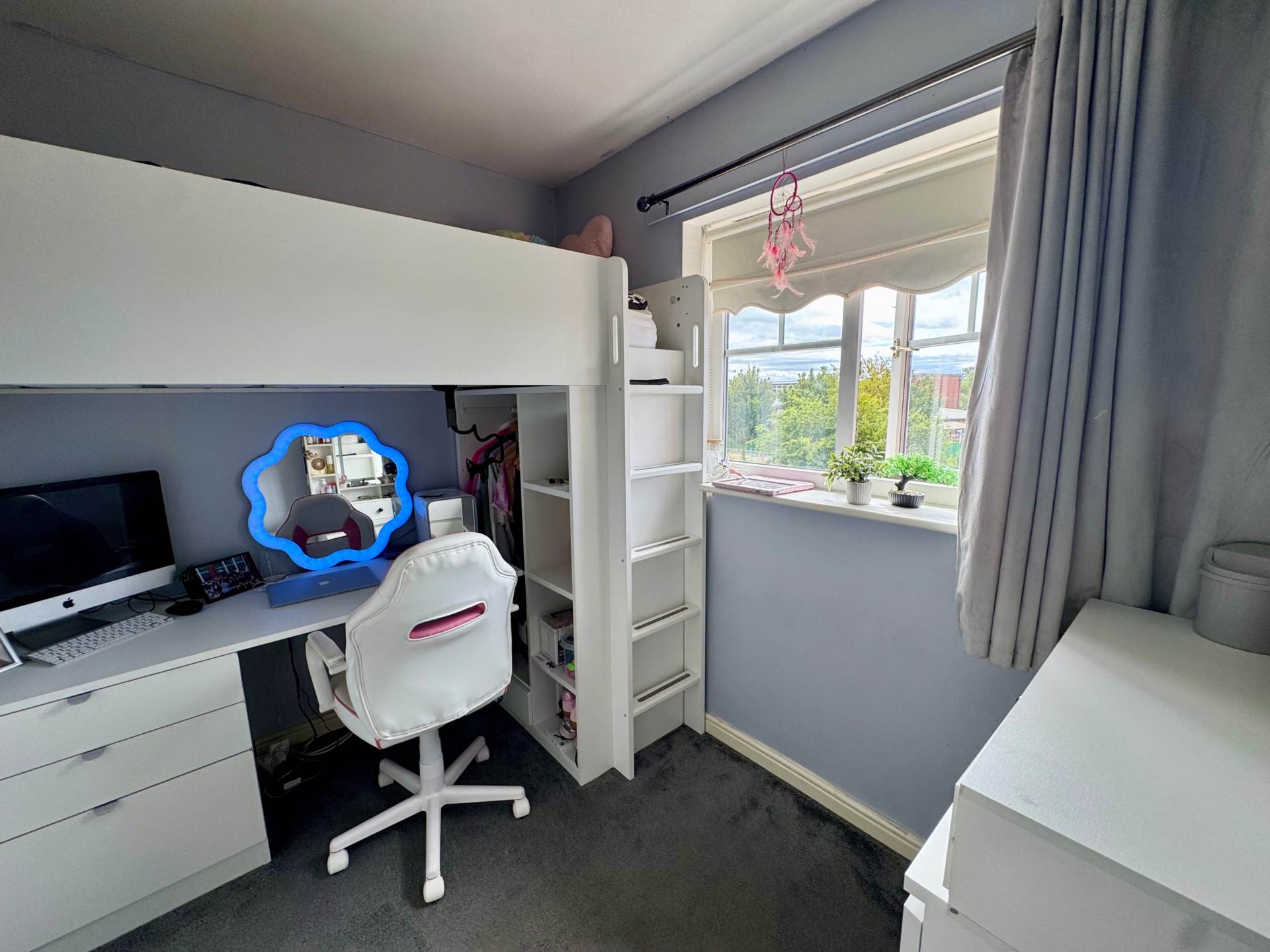 Meadowbarn Close, Southdene, Image 11