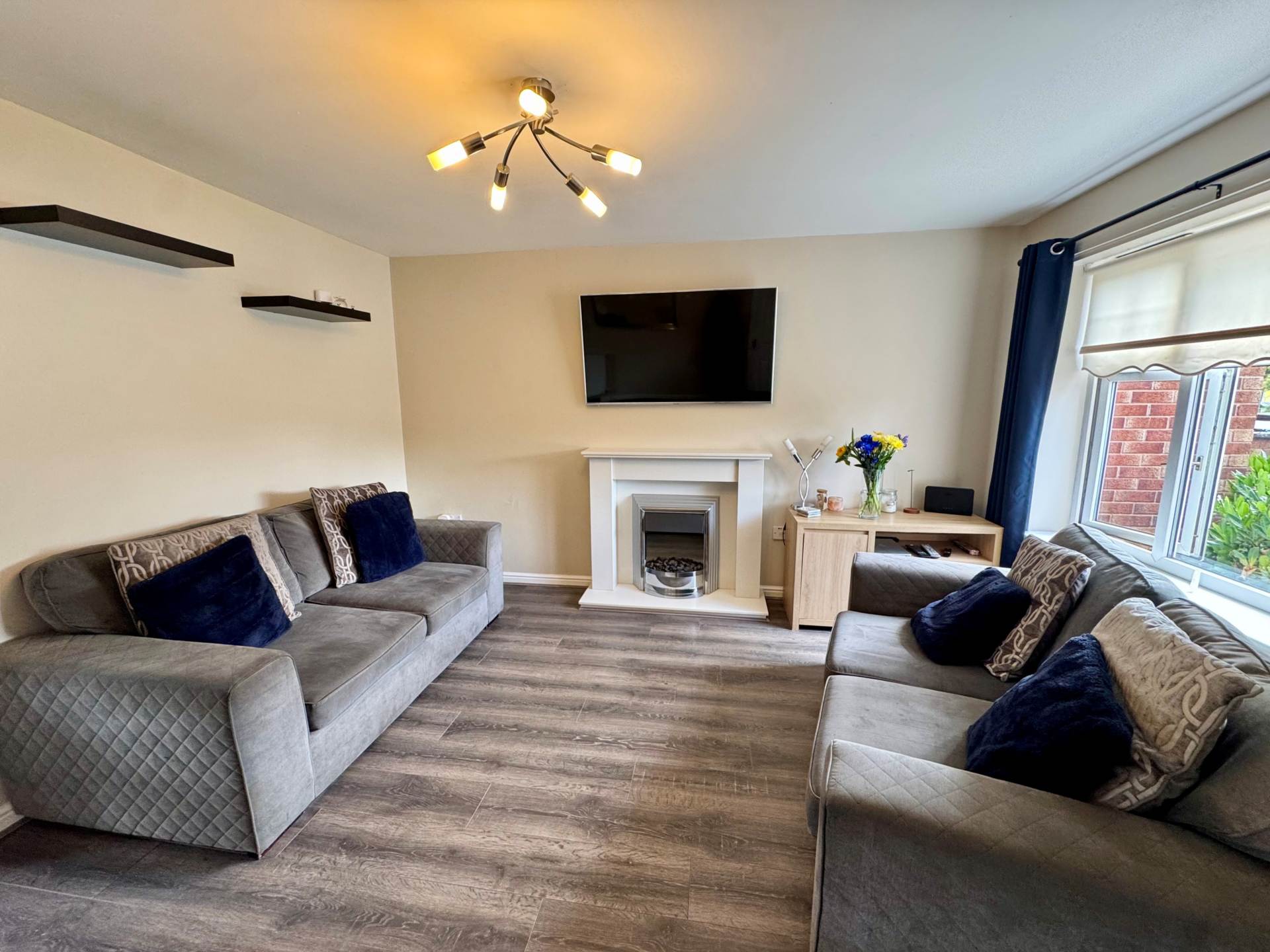 Meadowbarn Close, Southdene, Image 3