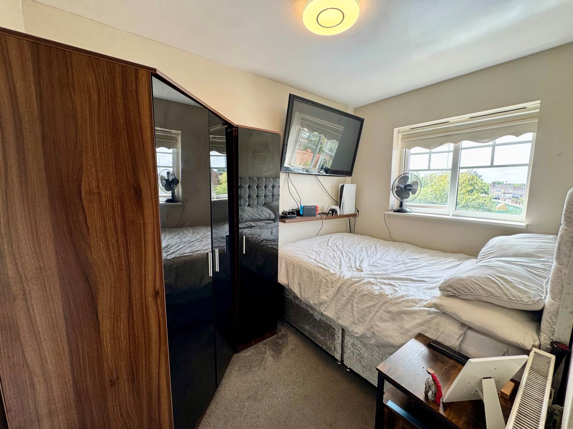 Meadowbarn Close, Southdene, Image 9