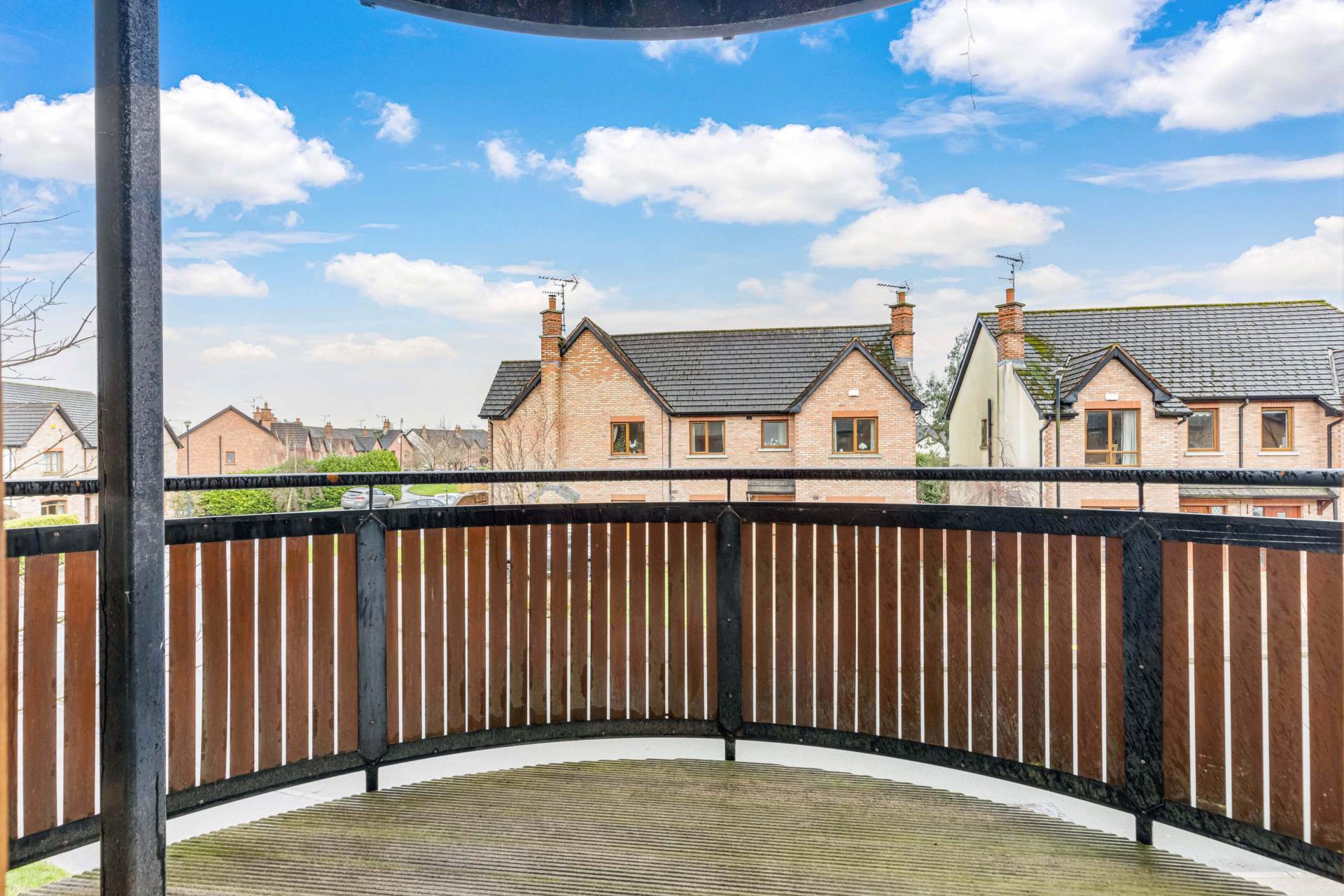 54 An Bothair Na Carraig, Lis Na Dara