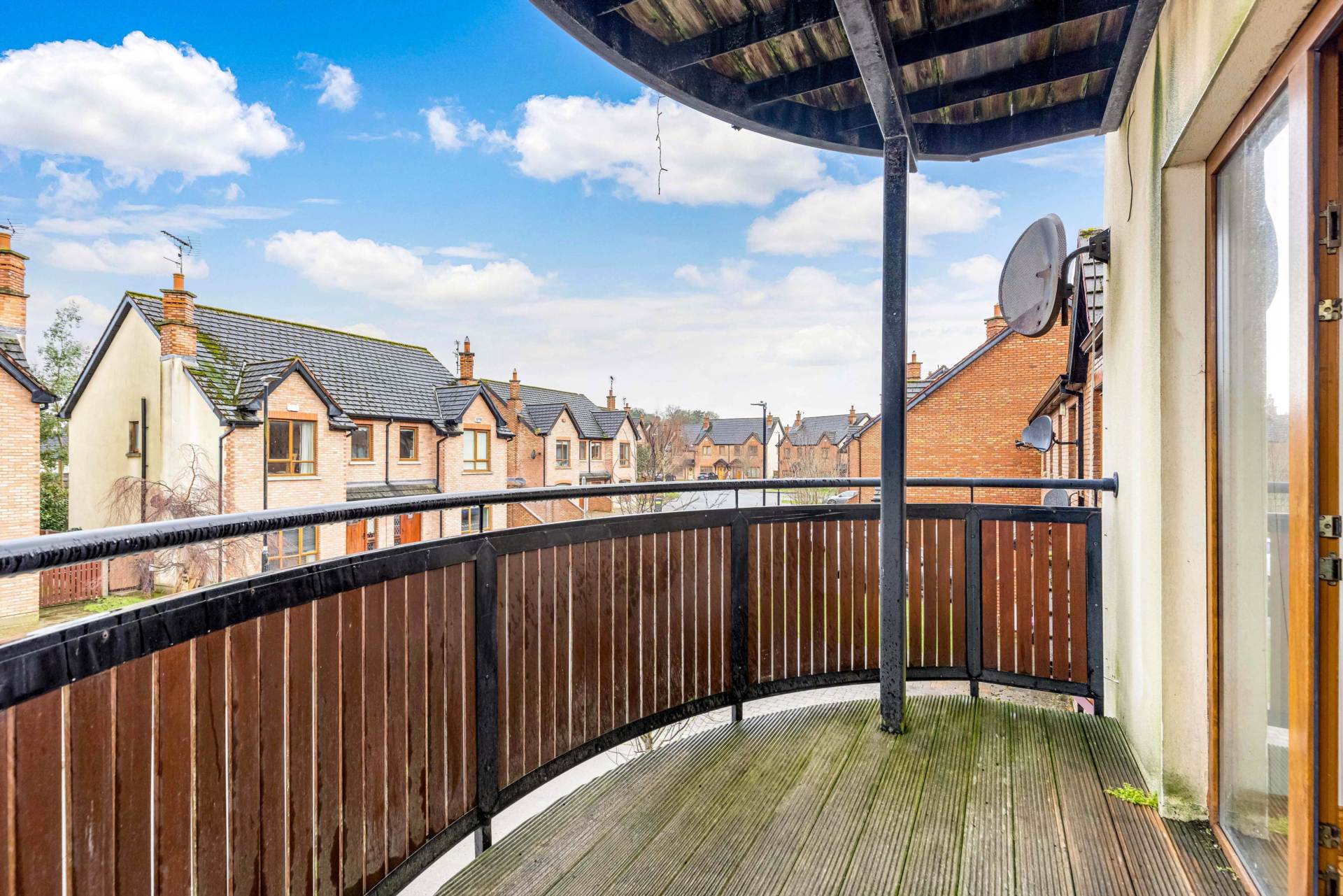 54 An Bothair Na Carraig, Lis Na Dara