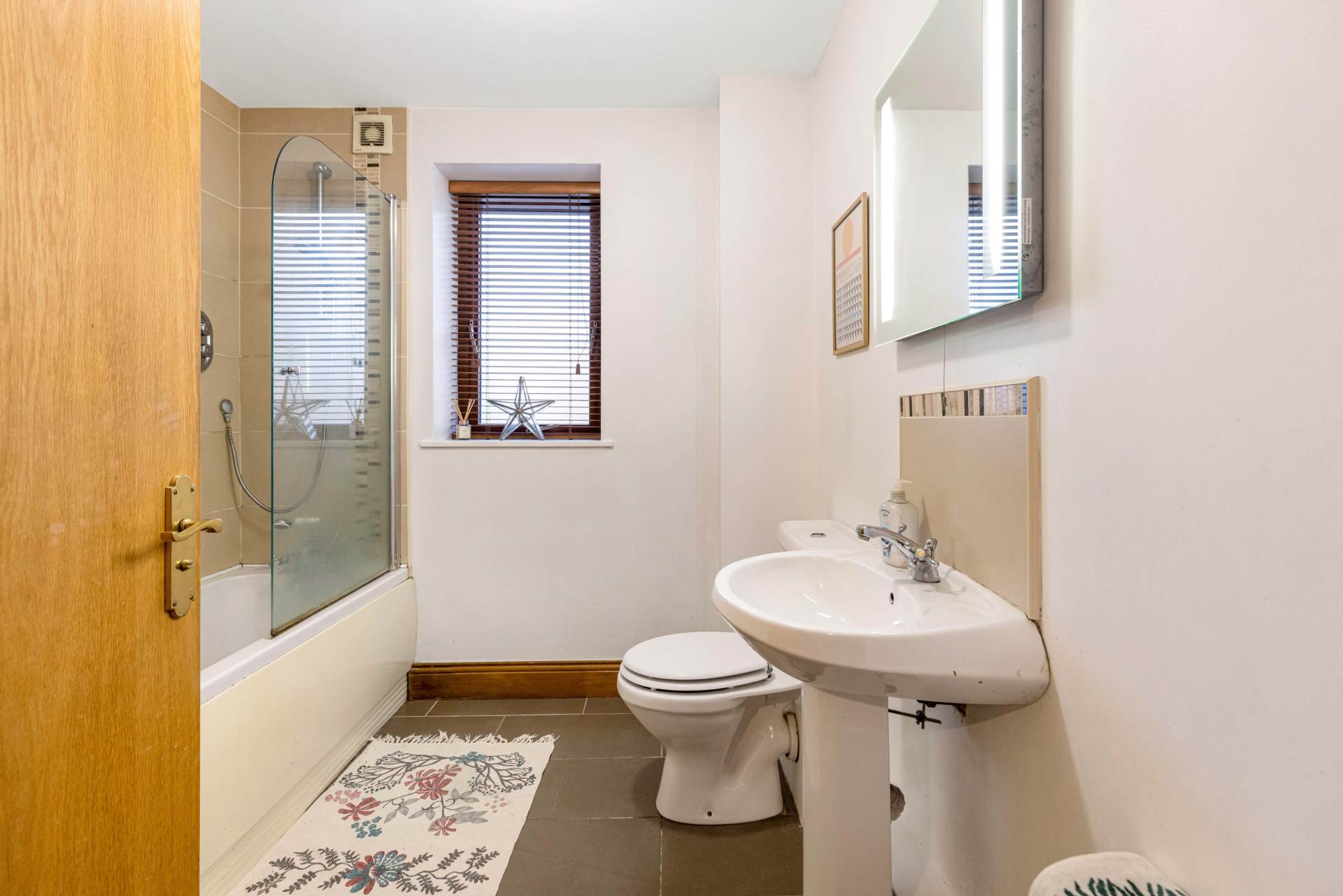 54 An Bothair Na Carraig, Lis Na Dara