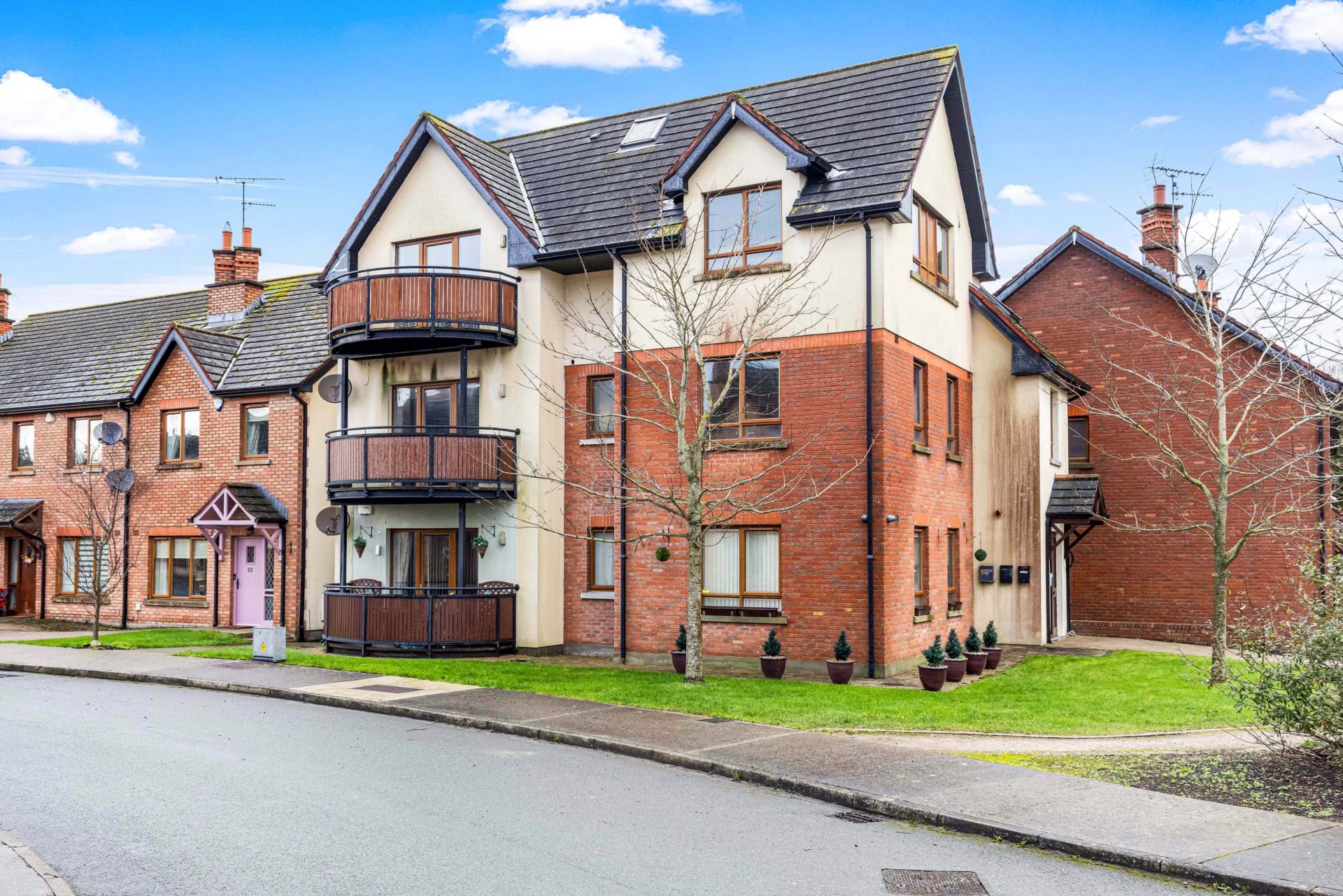 54 An Bothair Na Carraig, Lis Na Dara