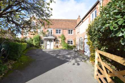 3 Bedroom Cottage, Castle Square, Benson