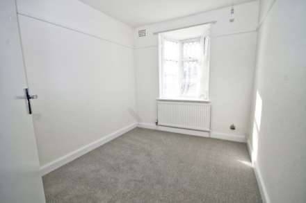 Buxton Drive, New Malden, Image 8